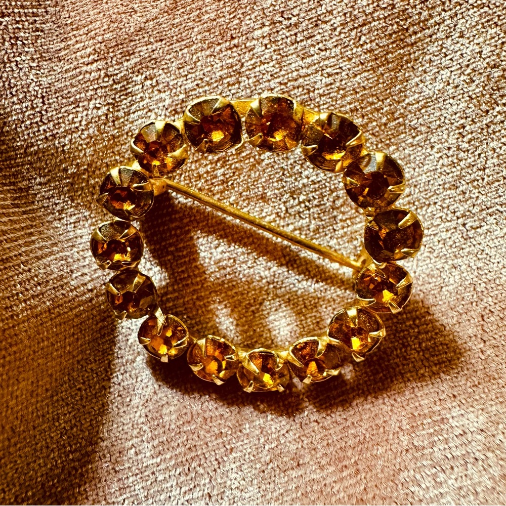 Vintage amber circle brooch in gold. 1.25” diameter.